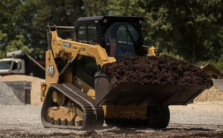 CATERPILLAR LANCE CINQ NOUVEAUX ÉQUIPEMENTS POUR PÉPINIÈRE ET AMÉNAGEMENT PAYSAGER ADAPTÉS AUX CHARGEURS COMPACTS RIGIDES, CHARGEUSES À CHAÎNES COMPACTES ET CHARGEUSES SUR PNEUS COMPACTES CAT®